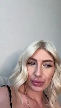 Mia_Roxie Adlı Modelin Canlı Sohbet Odası