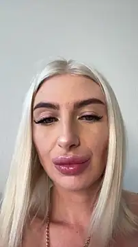 غرفة دردشة Mia_Roxie المباشرة