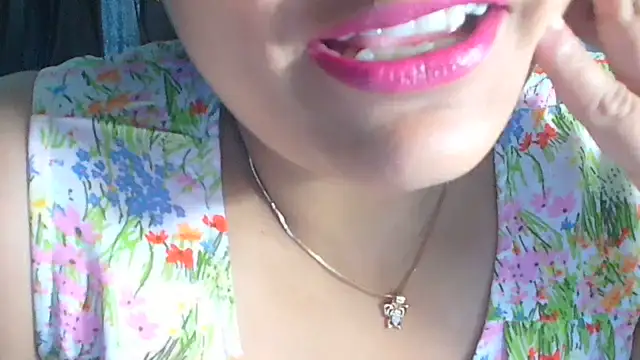 Chat soba uživo modela SimmiQueen_77