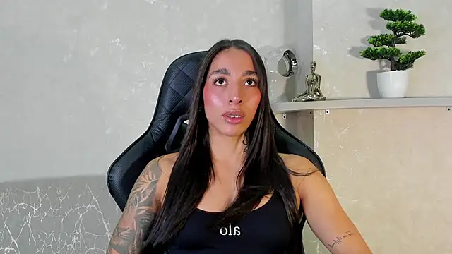 KAYLA_BATISTA's Live Chat Room