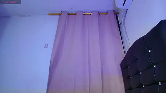 Mia_depp's Live Chat Room