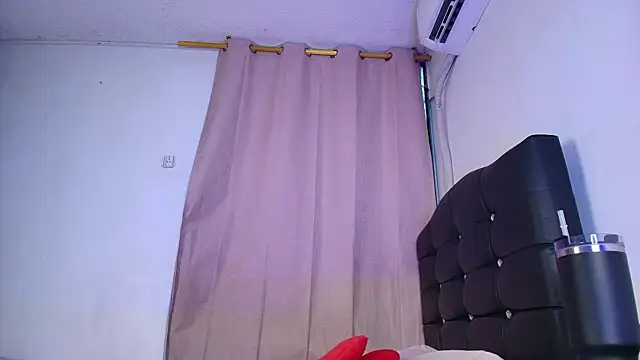 Mia_depp's Live Chat Room