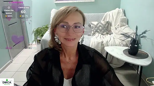 חדר צ'אט בשידור חי של HornyMilf_777