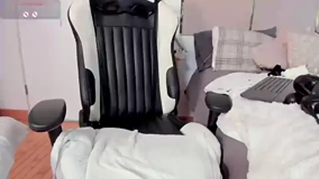 Jadeh_Williams02 élő chatszobája