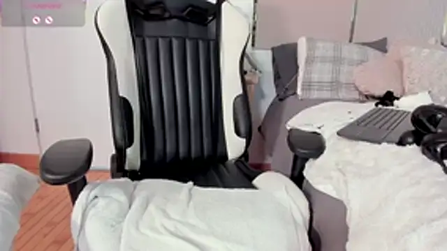 Jadeh_Williams02 – Naživo chatovacia miestnosť