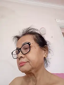 Hotestlove Adlı Modelin Canlı Sohbet Odası