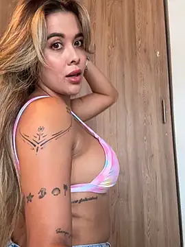 Emilia_Bakerr Adlı Modelin Canlı Sohbet Odası