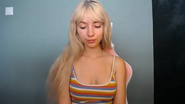 LuciaYoung Adlı Modelin Canlı Sohbet Odası