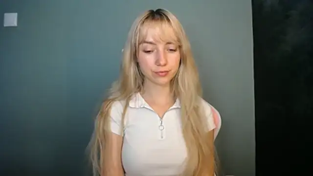 LuciaYoung Adlı Modelin Canlı Sohbet Odası