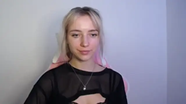 חדר צ'אט בשידור חי של LuciaYoung