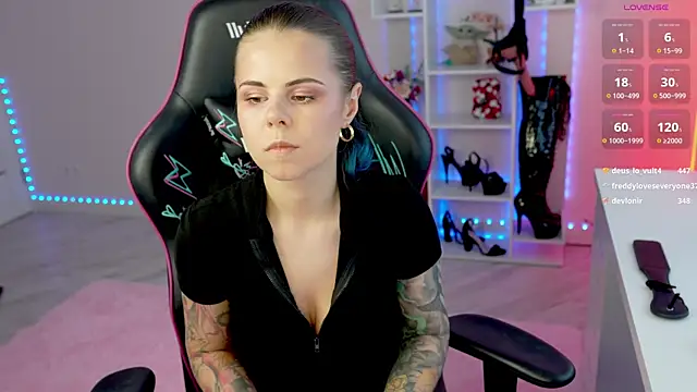 חדר צ'אט בשידור חי של QueenAliceX