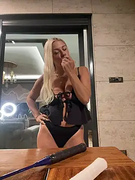 Seks show uživo modela SexOnMyLvL na kameri