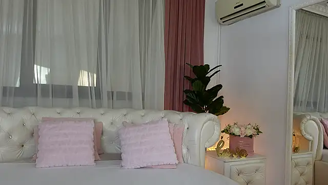 NinaCrystal1 Adlı Modelin Canlı Sohbet Odası