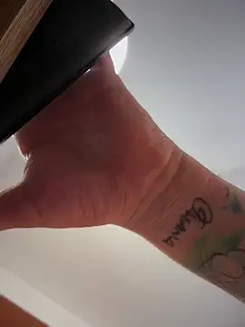 חדר צ'אט בשידור חי של horny_roomiess