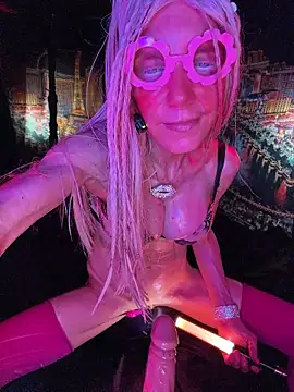 1NikiVegas' Live Chat Room