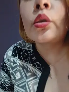 חדר צ'אט בשידור חי של ELEINALONDON