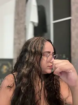 CurlyGirl_1 élő chatszobája