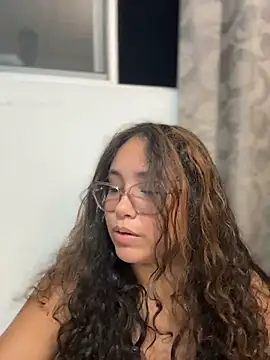 CurlyGirl_1 Adlı Modelin Canlı Sohbet Odası