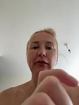 DianaNatur Секс шоу на живо пред камера