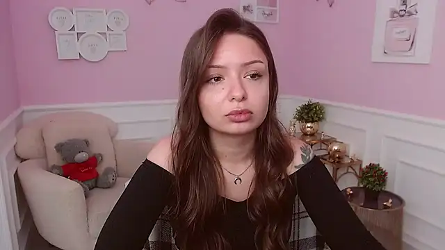 LucySkilar Adlı Modelin Canlı Sohbet Odası
