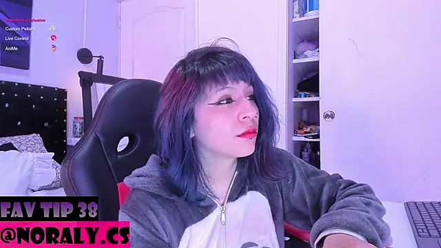 Chat soba uživo modela hey_noraly