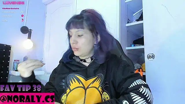 Chat soba uživo modela hey_noraly