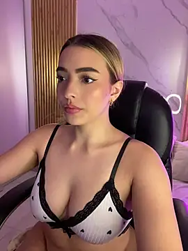 Živá chatovací místnost kyliejoness