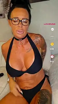 Živá chatovací místnost Misses-Cougar