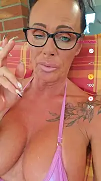 Živá chatovací místnost Misses-Cougar