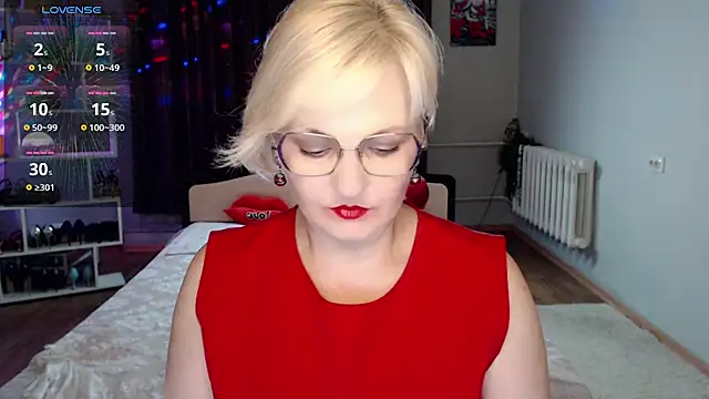 BlondeBrilliant7's Live Chat Room
