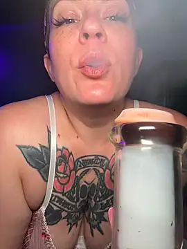 quinnmariexo's Live Chat Room