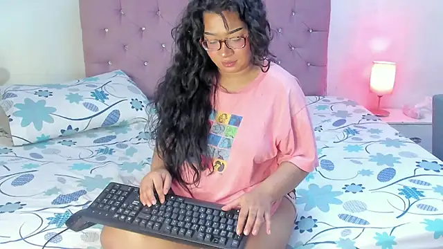 Latinabombsheell Adlı Modelin Canlı Sohbet Odası