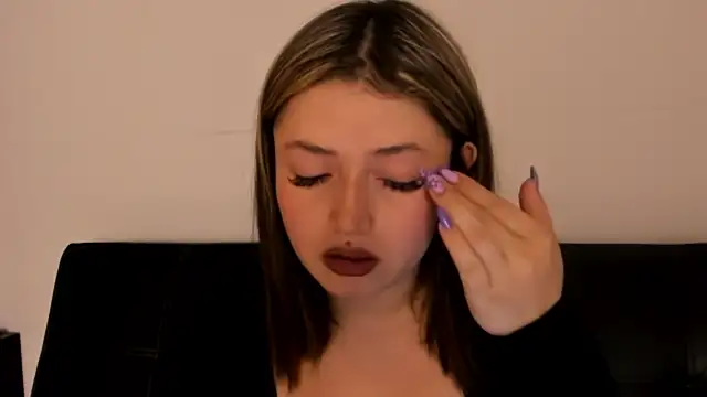 almma_shy élő chatszobája