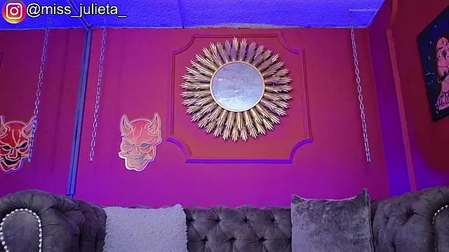 Julieta_Russell Adlı Modelin Canlı Sohbet Odası
