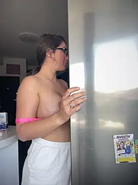 Živá chatovací místnost HotXMom_