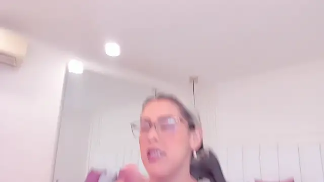 חדר צ'אט בשידור חי של dolly_walker