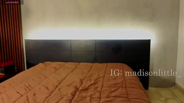 חדר צ'אט בשידור חי של madison_little_