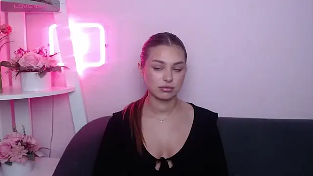חדר צ'אט בשידור חי של MilanaAngelAs