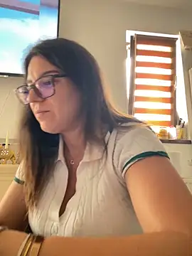 NadiraNoor 실시간 채팅방