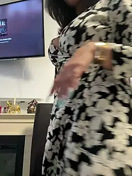 NadiraNoor 现场聊天室