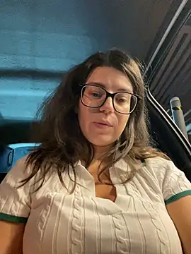 NadiraNoor élő chatszobája