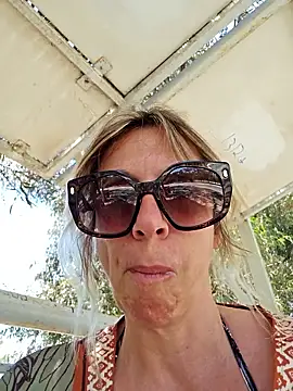 Ina_Your_Queen Adlı Modelin Canlı Sohbet Odası