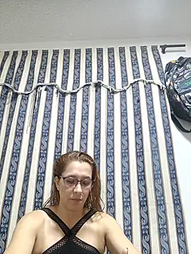 חדר צ'אט בשידור חי של mademonsexy
