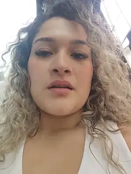 חדר צ'אט בשידור חי של Sara_smiiith211