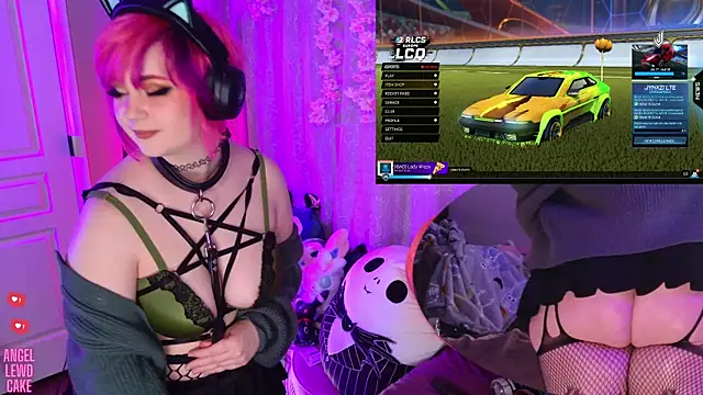 Angel-Lewd-Cake's Live Chat Room