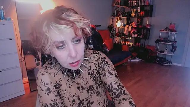 חדר צ'אט בשידור חי של GinaMiracle
