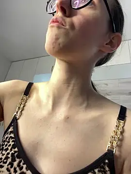 MartiniiSelenna Adlı Modelin Canlı Sohbet Odası