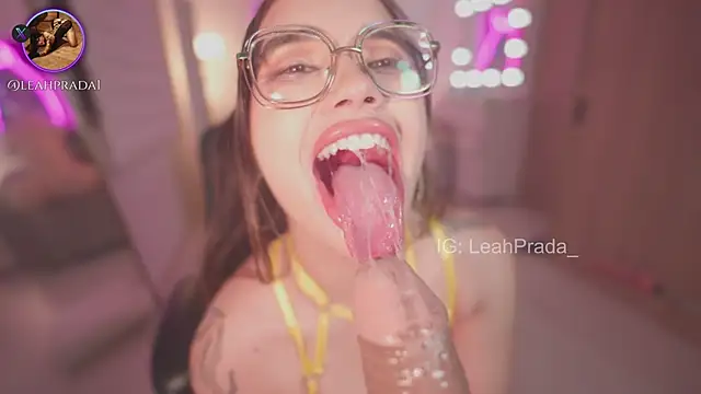 LeahPrada_ Live chatroom