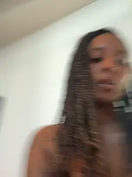 חדר צ'אט בשידור חי של Your_Paris
