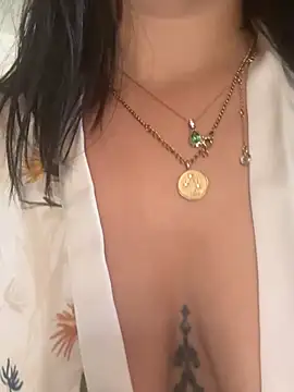 חדר צ'אט בשידור חי של Luccreccia_